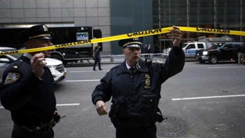 امرأة شبه عارية تُغلق