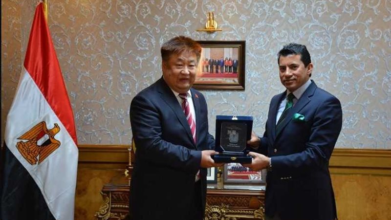 وزير الشباب يبحث