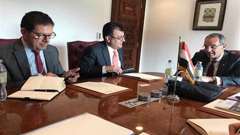 وزير الاتصالات يبحث