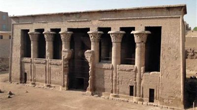 انهيار جزء من سور معبد إسنا