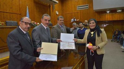 محافظ أسيوط يلتقي المواطنين ويكرّم أطباء المعامل المركزية وبنوك الدم وموظفي الوحدات المحلية