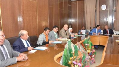 رئيس جامعة أسيوط يصطحب عددًا من السفراء في زيارة لأكبر معمل دم في مصر