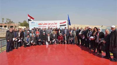 رئيس جامعة أسيوط يصطحب عددًا من السفراء في زيارة لأكبر معمل دم في مصر