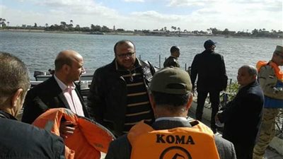 رئيس مياه أسيوط يتابع آثار البقعة البترولية بالنيل.. صور