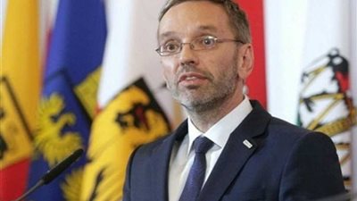 وزير الداخلية النمساوي يطالب بإقرار قانون لتسهيل اعتقال طالبي اللجوء الخطرين