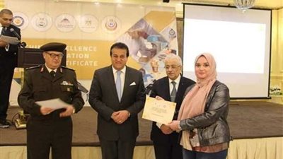 وزيرا التعليم العالي والتعليم يسلمان شهادات البرنامج الطبي لأساتذة المنوفية.. (صور)