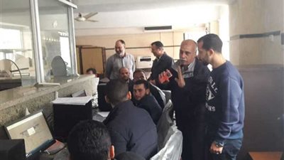 رئيس مركز العدوة بالمنيا يتابع العمل بالمركز التكنولوجي لخدمة المواطنين