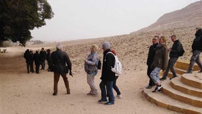 شاهد .. وفد سياحي متعدد الجنسيات يصل تل العمارنة بالمنيا