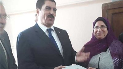 محافظ القليوبية يسلم التابلت لطالبات مدرسة الثانوية بنات ببنها