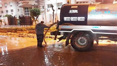 شفط مياه الأمطار بشوارع الإسكندرية (صور)