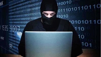 ضبط طالب استولى على حسابات فيس بوك بالبساتين