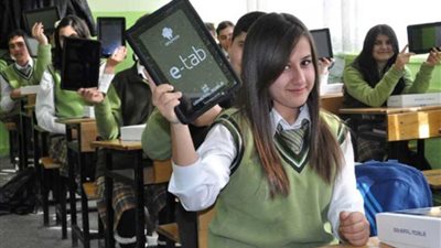 التعليم تنفي إجبار طلاب المنازل على شراء التابلت المدرسي