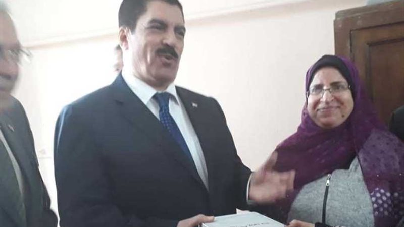 محافظ القليوبية يسلم