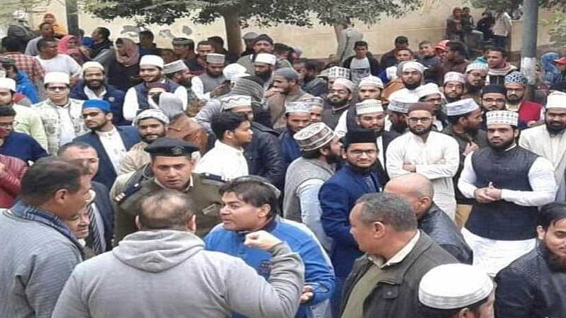 هنود يزورون البقيع