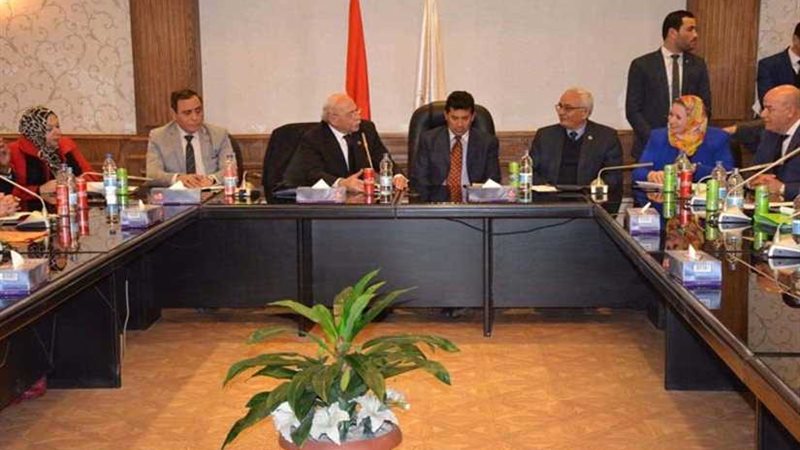 وزير الرياضة يجتمع