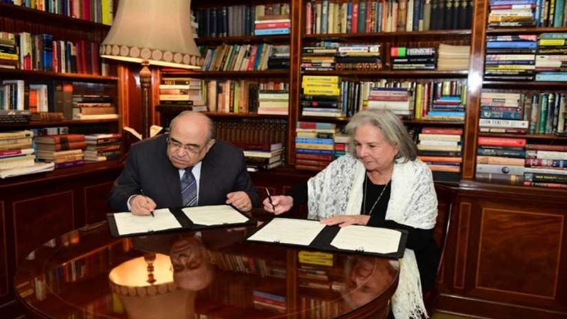 أوراق هيكل بمكتبة