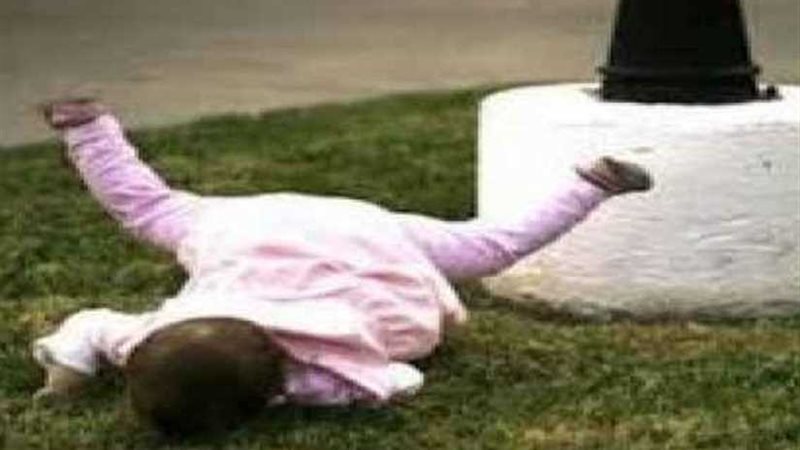 سقوط طفل من الطابق