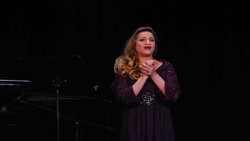 نجوم الأوبرا يغنون