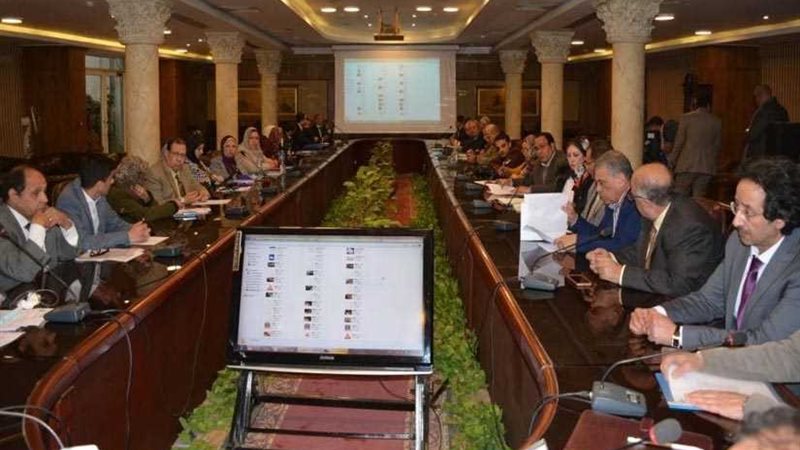 محافظ الغربية يبحث