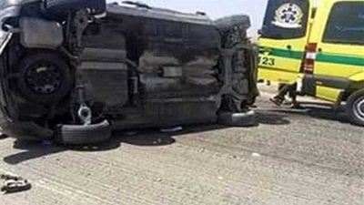 مصرع وإصابة 3 أشخاص إثر انقلاب سيارة على طريق 