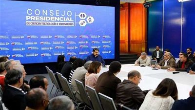 مادورو يدعو إلى إنشاء شبكات تواصل فنزويلية مستقلة