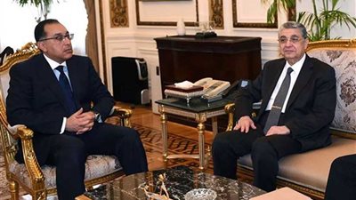 رئيس الوزراء يُتابع إجراءات الربط الكهربائي مع السودان