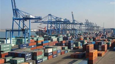 ميناء دمياط يستقبل 12 سفينة حاويات