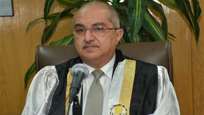 رئيس جامعة أسيوط يشارك في مناقشة رسالة دكتوراه عن الضفيرة العصبية الذراعية