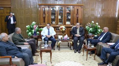 محافظ شمال سيناء يؤكد سرعة الانتهاء من توصيل الإنترنت إلى المدارس الثانوية