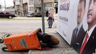 سيدة تركية تبحث عن الطعام فى صندوق قمامة