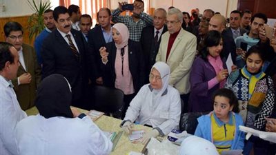 محافظ القليوبية ورئيس هيئة التأمين يتفقدان الحملة القومية للأنيميا والسمنة وقصر القامة لطلاب الابتدائية