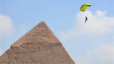 ختام مهرجان القفز بالمظلات فوق 