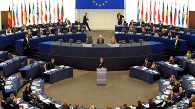 الاتحاد الأوروبي يتعهد بالرد سريعا على تهديدات ضريبة السيارات الأمريكية