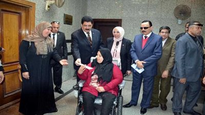 محافظ القليوبية يسلم كرسي كهربائي متحرك لطالبة تعاني من ضمور بالعضلات