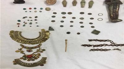 ضبط 65 قطعة أثرية نادرة بحوزة موظف سمالوط