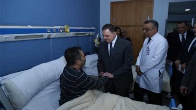 وزير الداخلية يزور مصابى حادث الدرب الأحمر الإرهابى ..صور