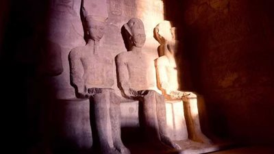 15 رحلة إضافية لنقل السياح لمشاهدة تعامد الشمس على وجه رمسيس الثاني