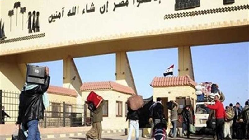 عودة 303 مصريين من