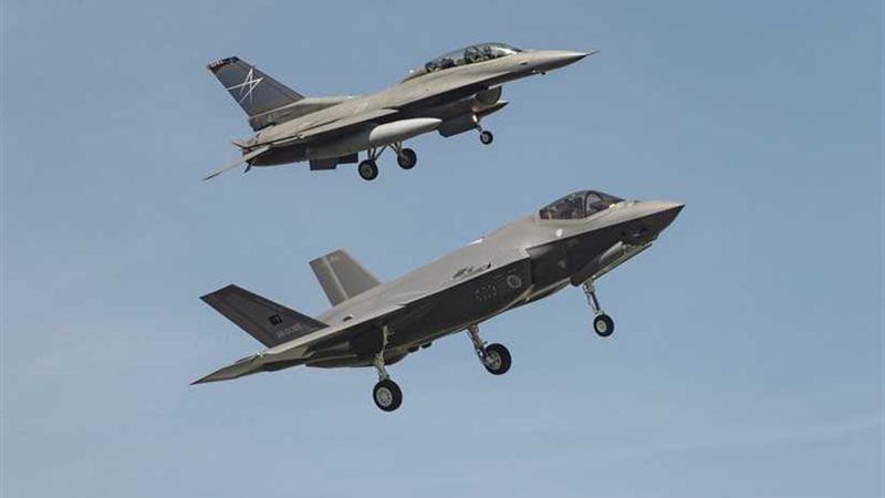 كندا تستلم طائرتين