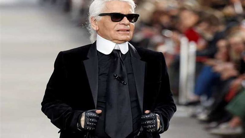 وفاة مصمم الأزياء