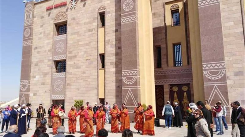 فولكلور سوهاج يعانق