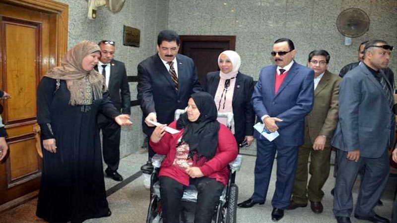 محافظ القليوبية يسلم