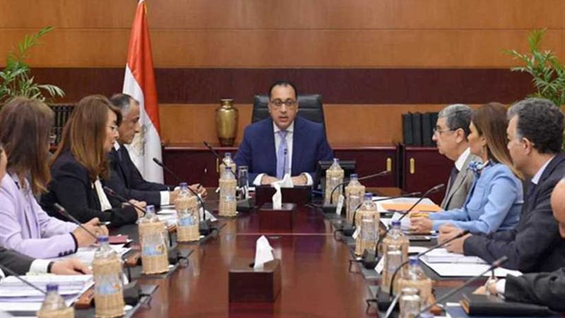 مجلس الوزراء يقفُ