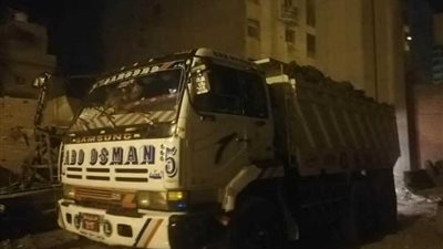 الجيزة تضبط 4 سيارات نقل تلقي مخلفات الرتش بالشوارع الرئيسية
