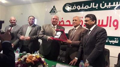 لبلوغه سن المعاش.. تكريم وكيل إسكان المنوفية