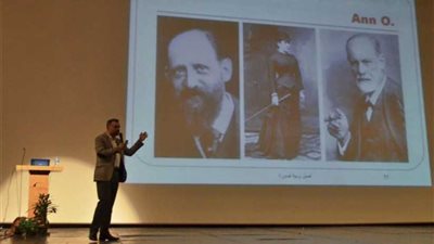 محمد طه يحلل الصراع النفسي الدائم بين الأجيال بمكتبة الإسكندرية