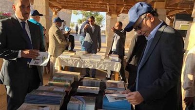 وزيرا الآثار والاتصالات ومحافظ أسوان يتفقدون معرضاً للكتب الأثرية عن ظاهرة التعامد