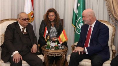 أبو شقة: نرحب بزيارة السفير الإسباني لحزب الوفد