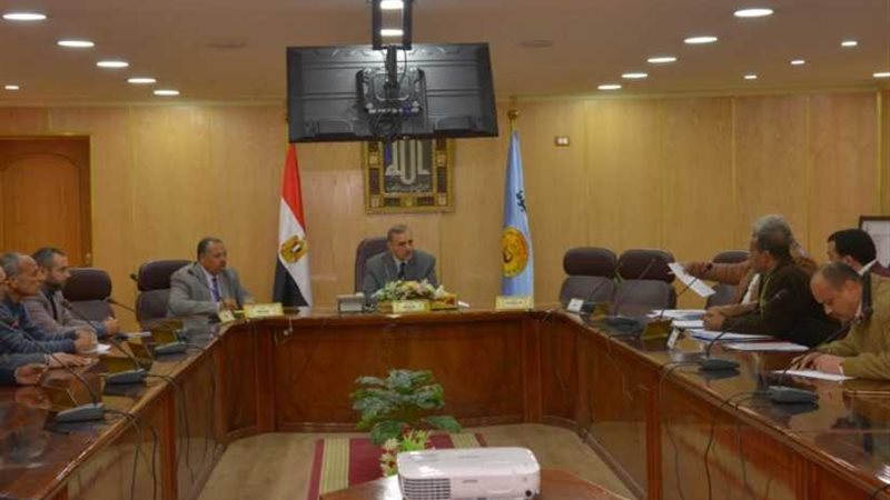 محافظ أسيوط يناقش