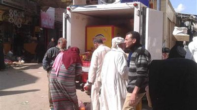 سيارات لبيع اللحوم بأسعار مخفضة بأبو المطامير.. صور